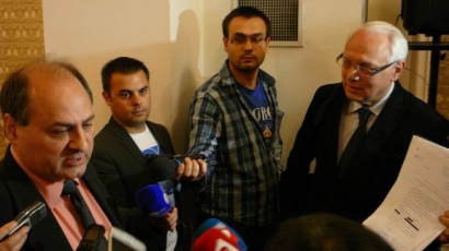 Енчев и Костадинов се хванаха за гушите за обесен сръбски журналист