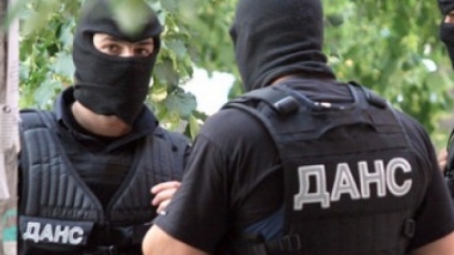 ДАНС изнесе 2 буса с документация; арести се чакат в община Стамболийски