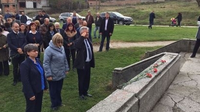 Кандидат-президентската двойка на ГЕРБ и Цветан Цветанов поднесоха цветя пред паметника на загиналите български войни в Тръстеник
