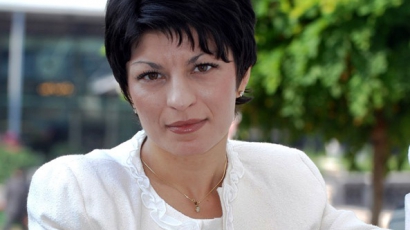 Министър Атанасова: Силна политика ще задържи лекарите ни в България