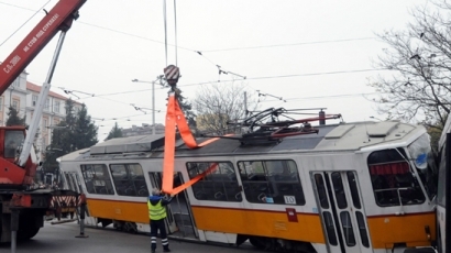Два трамвая се удариха в София, ватман пострада