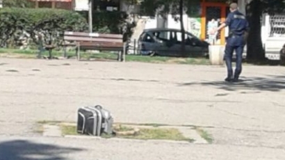 Взривиха захвърлен куфар на пъпа на София