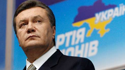 Янукович се завърна в Украйна, за да погребе сина си