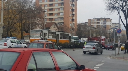 Трамвай и лека кола се удариха на бул. „Ситняково” в София