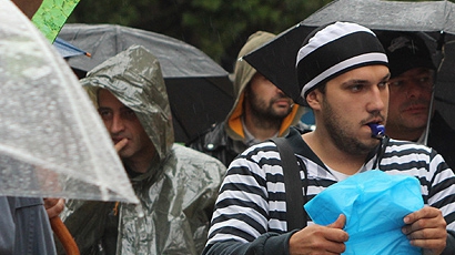   23-и ден: Танц на чадърите, тарамбуки, скандирания и свещеник в дъжда