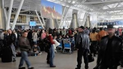 Бурният вятър над София отклони самолети към други летища