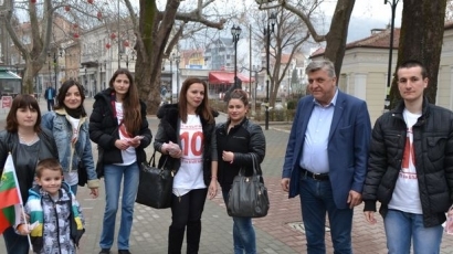 Манол Генов раздаде стотици мартеници, заедно с младежи от Асеновград