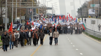 С цветя и знамена социалисти се събират на Орлов мост