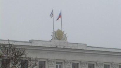 Въоръжени окупирали парламента в Крим, развяли руското знаме
