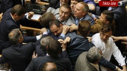 Турски депутати се млатиха в парламента до кръв