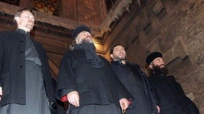 Свещеници размахаха калимавки срещу митрополит
