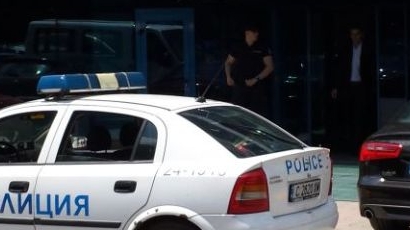  Пратили полицаи да висят залудо пред фирми заради акцията в КТБ