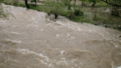 Пътища и улици под вода заради пороя