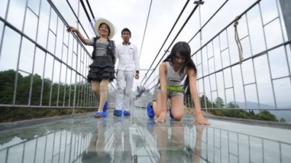 Откриха стъкления мост-чудо в Китай
