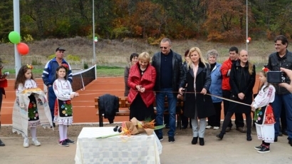 Народните представители от ГЕРБ участваха в откриването на нова спортна площадка и тенис корт в Николово