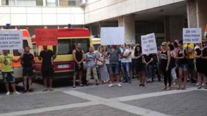 Роднини на починала жена протестират пред Спешна помощ в Благоевград 