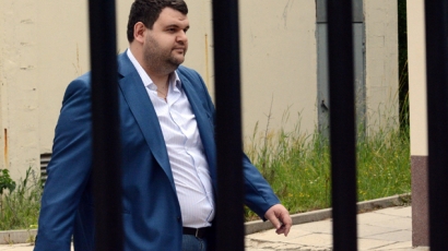 Фрог научи: Пеевски погна адвокатите на Цв. Василев, но прокуратурата го отряза