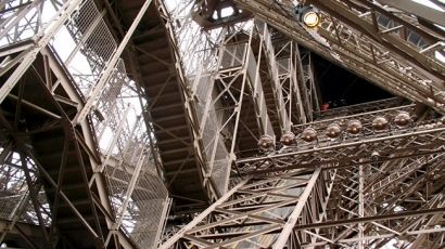 Сигнал за бомба край Айфеловата кула в Париж