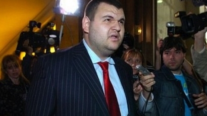 Политикът-милиардер Пеевски взема 50% от "Техномаркет"