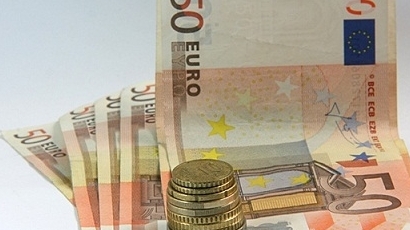 Варненка хвърли през балкона 30 000 евро на телефонни измамници