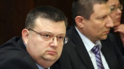 Цацаров: Скандалът с тефтерчето поставя в „пакет” Д. до Б.