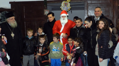 Армен Назарян, Васил Петров и Сантра дариха хранителни пакети на Рождество