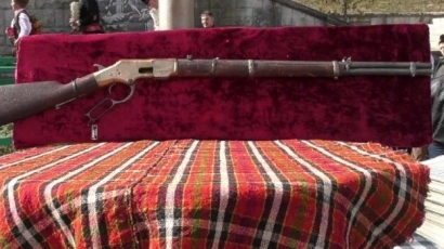Родопски хайдути извадиха от музея пушката на Капитан Петко войвода