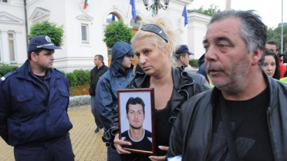 Майката на Боби Райнов пред Фрог нюз: Ще съдя полицаи за убийството на сина ми