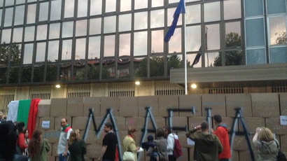 Протестиращите срутиха символична "Берлинска стена"