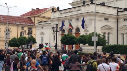 Протестът "На кафе" пред парламента стана жива верига (снимки)