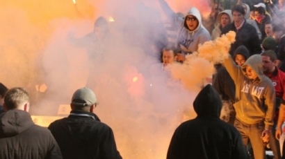 Задържаха 24 футболни запалянковци в София