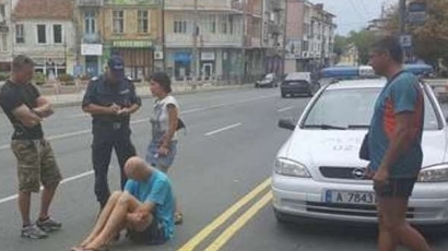 Дрогиран нападна жена в центъра на Бургас, граждани я спасиха