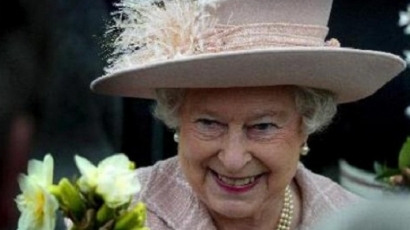 Кралица Елизабет II отбелязва 65 г. на трона