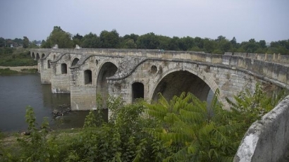 Мостът на Колю Фичето край Бяла се руши, пари за реставрация няма