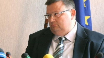Цацаров взе на мушката военен прокурор - ще го маха