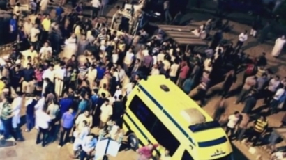 33 туристи загинаха при сблъсък между два автобуса в Египет
