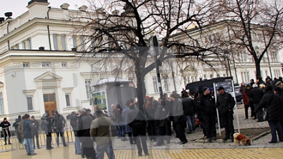 Хора от цяла България пред парламента в подкрепа на Борисов