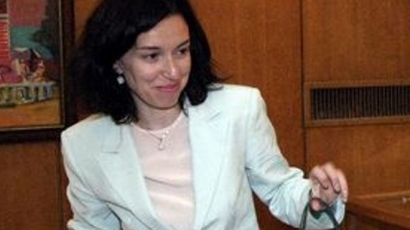 Нели Кордовска преправяла договори в КТБ
