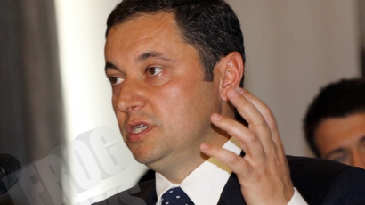 Яне Янев предлага драстично намаляване на депутатите