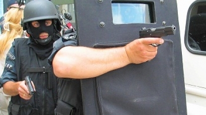 Спецчасти щурмуват квартал в Щутгарт заради въоръжен мъж