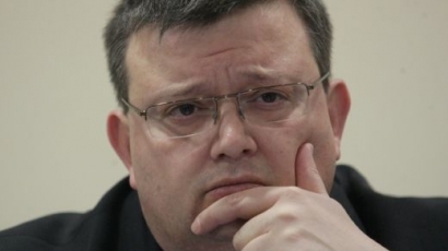 Цацаров брани Тодоров, напада членове на ВСС. И той бил канен на софрата