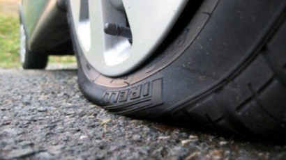 Двама гамени надупчиха гумите на над 70 коли в Банско