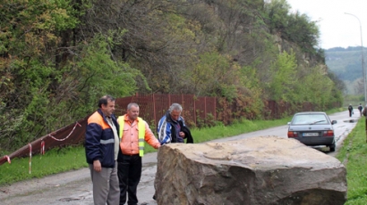 10-тонна скала падна върху път над Кричим