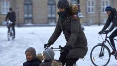 Невиждано у нас! Съпруга на престолонаследник кара децата си с колело на градина