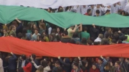 Ученици от Варна направиха живо знаме