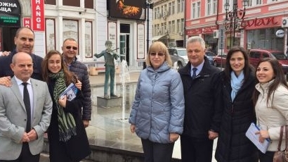 Кандидат-президентската двойка на ГЕРБ Цецка Цачева и Пламен Манушев, Цветан Цветанов и Мария Габриел се срещнаха с десетки жители на Русе