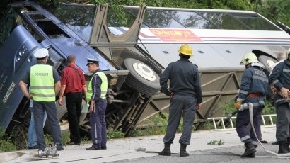Челен удар между автобус и кола край Симитли, жена загина