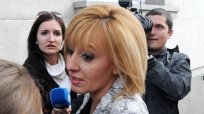 Мая Манолова даде на Конституционния съд орязаните права на ченгетата