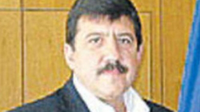 Директорът на Гранична полиция в Кюстендил вземал заплата и пенсия, уволниха го