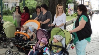 Майки искат доживотна присъда за акушерката Емилия Ковачева